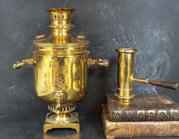 刻印と番号が入ったロシアの大型サモワール。19世紀のロシアの真鍮製