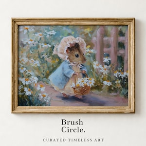 Może przedstawiać: Oprawiony obraz przedstawiający mysz w niebieskiej sukience i czepku, niosącą kosz stokrotek. Dzieło osadzone jest w ogrodzie z płotem i białymi kwiatami. Rama jest w odcieniu złota, a pod obrazem znajduje się tekst "Brush Circle. CURATED TIMELESS ART".