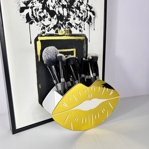 Mirrored Lips Makeup Brush Holder , Cosmetic Vanity Organizer, Gift for Her Makeup Organizer