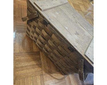 Cesta de picnic vintage de madera tejida con provisiones para picnic.