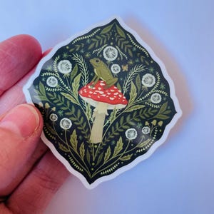 Sticker mignon grenouille champignon vénéneux 2,5 pouces - brillant, imperméable