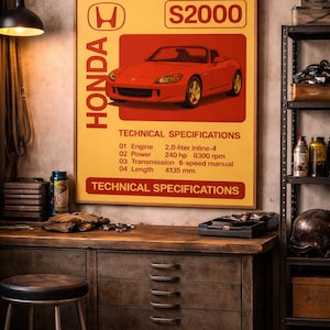Może przedstawiać: Oprawiony plakat z czerwonym samochodem sportowym Honda S2000 ze specyfikacjami technicznymi. Plakat ma żółte tło z logo Hondy i napisem "S2000". Specyfikacje obejmują pojemność silnika, moc, skrzynię biegów i długość 413,5 cm.