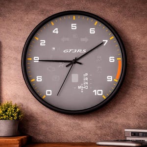 Puede incluir: Un juego de tres tazas de cerámica con un acabado moteado y mate. Las tazas son de color crema, gris claro y gris oscuro. Cada taza tiene un diseño simple y minimalista.