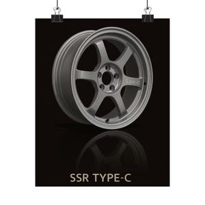 Könnte beinhalten: Ein silbernes SSR Type-C Rad mit Sechs-Speichen-Design. Das Rad wird vor einem schwarzen Hintergrund präsentiert, mit dem Text "SSR TYPE-C" unten. Das Rad hat eine reflektierende Oberfläche.