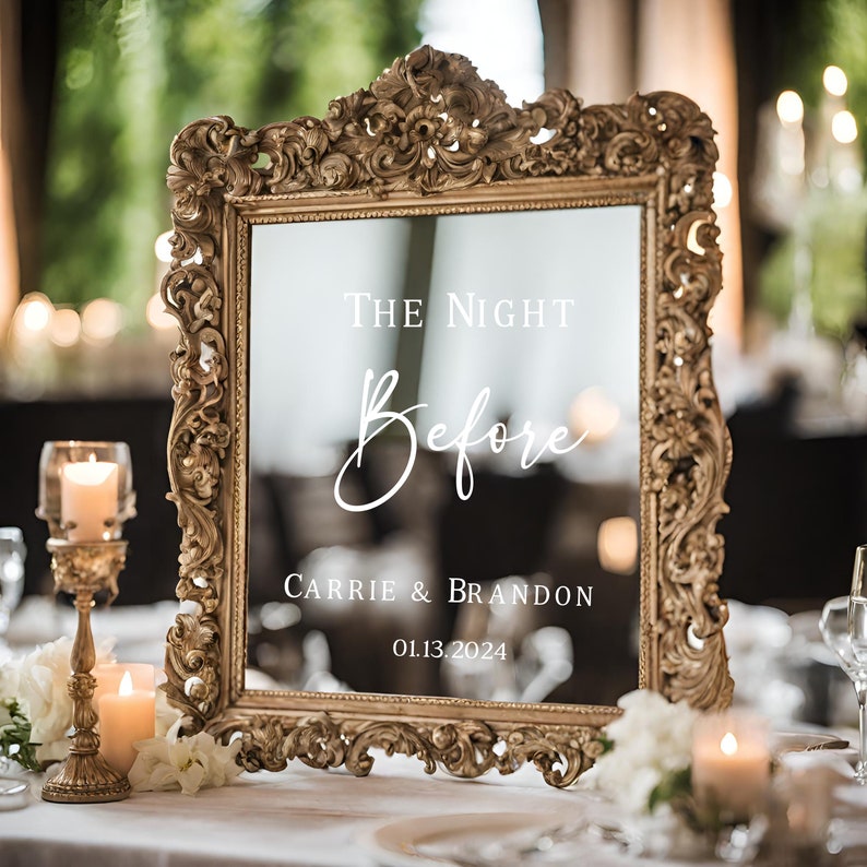 Puede incluir: Un espejo dorado adornado con una inscripci&oacute;n blanca que dice "The Night Before Carrie & Brandon 01.13.2024".