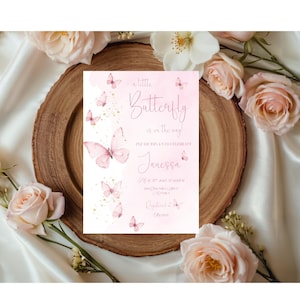 Ein Kleiner Schmetterling soll auf dem Weg zu Baby Shower Einladungen, zur Babyparty einladen. Mädchen Babypartyeinladungen & Umschläge.