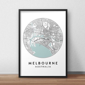 Peut inclure: Carte de Melbourne, en Australie, en noir et blanc, dans un cercle avec une étendue d'eau bleu clair. Le texte "MELBOURNE" et "AUSTRALIE" est sous la carte.
