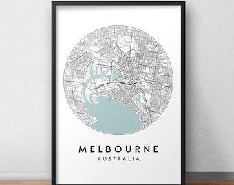 Puede incluir: Mapa en blanco y negro de Melbourne, Australia, en un círculo con una característica de agua azul claro. El texto "MELBOURNE" y "AUSTRALIA" está debajo del mapa.