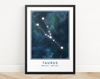 Könnte beinhalten: Ein gerahmter Druck des Sternbildes Stier mit einem Aquarellhintergrund. Das Sternbild ist in Weiß auf einem blauen und grünen Aquarellhintergrund dargestellt. Der Text "TAURUS APR 20th - MAY 20th" ist unterhalb des Sternbildes gedruckt.