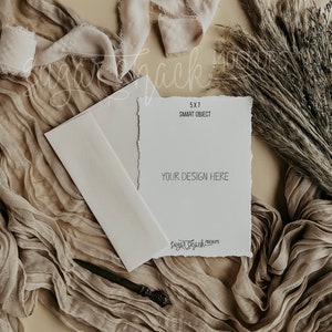 Rustikale Hochzeitseinladung Mockup, Smart Objekt Büttenrand 5x7 Mockup, Boho Hochzeit Briefpapier Mockup Sofortiger Download, Stock Photo