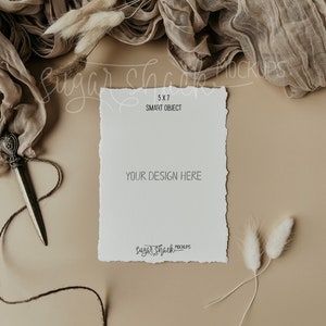 Maquette d’objet intelligent, maquette d’invitation de mariage Deckled Edge, maquette de mariage de style Boho, maquette de carte 5x7, maquette d’invitation de mariage moderne