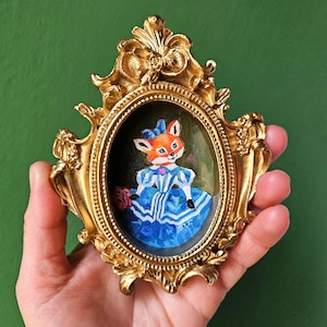 Princesa Zorro con lazo azul de coqueta Pintura acrílica en miniatura ovalada y enmarcada 4 x 5 pulgadas
