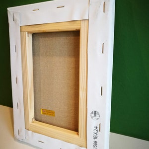 Puede incluir: La parte posterior de un marco de lienzo de madera con lienzo blanco estirado alrededor. El marco est&aacute; asegurado con grapas. Una etiqueta amarilla con el texto "Art Removed" es visible en el marco. El marco tiene un sello negro con el texto "64/569 18X24".