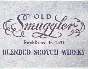 Könnte beinhalten: Ein Vintage-Etikett für Old Smuggler Blended Scotch Whisky. Das Etikett zeigt eine stilisierte Schriftart mit dem Markennamen "Old Smuggler" und dem Text "Gegründet im Jahr 1835".