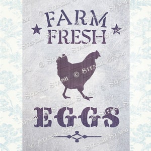 Peut inclure: Un pochoir rectangulaire présentant le texte violet foncé FARM FRESH en haut, encadré par deux étoiles. Au centre se trouve la silhouette d'une poule. Sous la poule, le texte EGGS est suivi d'une ligne horizontale décorative en bas.