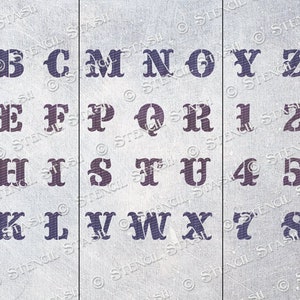 Könnte beinhalten: Eine Schablonenfolie mit Großbuchstaben von A bis Z und Zahlen von 1 bis 9. Die Buchstaben und Zahlen sind in einer dekorativen Schriftart im Western-Stil.