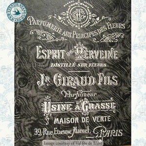 Może przedstawiać: Czarno-biały wz&oacute;r szablonu z francuskim tekstem związanym z perfumami. Frazy obejmują "Parfumerie aux Principes des Fleurs" i "Esprit de Verveine". Tło ma wz&oacute;r tekstury.