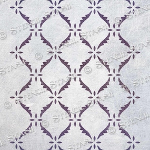 Op de afbeelding: Een rechthoekig sjabloonvel met een herhalend Leaf Lattice-patroon in donkerpaars. Het ontwerp bestaat uit onderling verbonden ruitvormen met gekartelde randen en kleine vierbladige bloemaccenten op elk snijpunt.