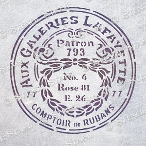 Peut inclure: Un pochoir circulaire de style vintage avec le texte "Galeries Lafayette" et "Comptoir de Rubans" dans une police décorative. Le pochoir comprend également le texte "Patron 793", "No. 4", "Rose 81" et "E. 26".