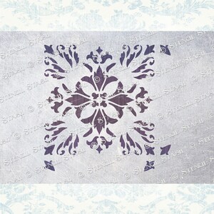 以下が含まれることがあります： 装飾的な花のデザインが施されたステンシル。デザインは左右対称で、中央に4枚の花びらを持つ花があります。ステンシルは耐久性のある素材で作られており、壁、家具、その他の表面に複雑なパターンを作成するのに最適です。