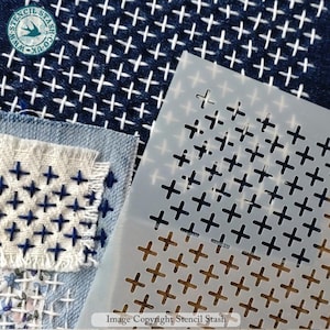 Könnte beinhalten: Eine weiße Kunststoffschablone mit einem Raster aus kleinen Kreuzen. Die Schablone wird verwendet, um Kreuzstichmuster auf Stoff zu erstellen. Das Bild zeigt auch ein Stück Stoff mit Kreuzstichstickerei.