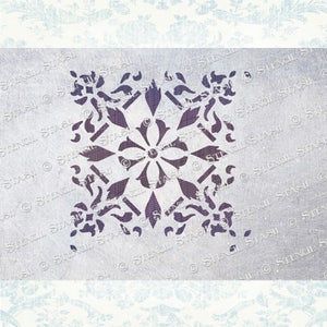 Pode incluir: Um estêncil com um design floral decorativo. O design é simétrico e apresenta uma flor central com quatro pétalos. O estêncil é feito de um material fino e flexível e é projetado para uso com tinta ou outros meios.