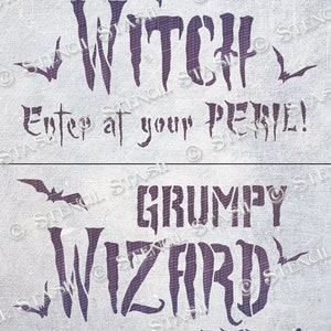 Könnte beinhalten: Zwei Halloween-Schablonen mit einem abgenutzten Look. Die obere Schablone lautet "Grumpy Witch Enter at your Peril!" und die untere Schablone lautet "Grumpy Wizard Enter at your Peril!"