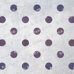 Può includere: Uno sfondo grigio chiaro strutturato con un motivo di pois viola scuro a distanza regolare. I pois hanno una sottile trama a tratteggio incrociato. Le parole "STENCIL STASH" sono filigranate sull'immagine.