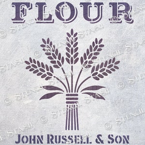 Könnte beinhalten: Eine Schablone im Vintage-Stil zum Erstellen eines Schilds mit der Aufschrift "Fine Milled Flour John Russell & Son Goudhurst, Kent". Die Schablone zeigt ein Weizenähren-Design.