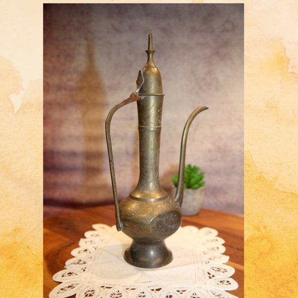 Pot à thé / pichet / huile en laiton vintage Remplisseur de lampe, avec couvercle à charnière, 14 1/4 « de haut, années 1980, Inde B17-3-13