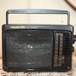 Vintage 1970&#39;s Sound Design, Portable AM/FM Radio 9&quot;   B90-2-12