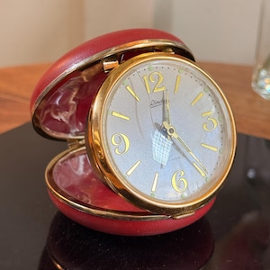 Reloj despertador plegable de viaje vintage, rojo, de la marca Linden, funciona, manecillas que brillan en la oscuridad, esfera plateada, caja roja tipo concha, década de 1960, EDICIÓN B50-3-12