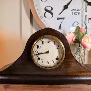 Vintage, Gilbert, kast van donker hout, sleutelopwinding, mechanisch, camel achterkant, 8 dagen, pendule, klokkenspel, jaren 1920, 20" K5/5-5-21
