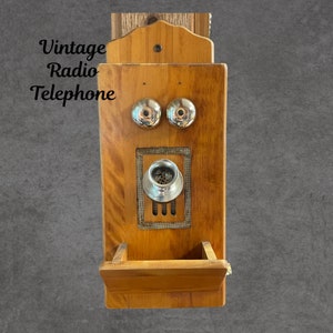 Vintage houten muur opknoping telefoon kijken AM Radio, Nieuwigheid Radio, Gedateerd 1967, 23 inch, batterij opperated, WERKT!   B5/28