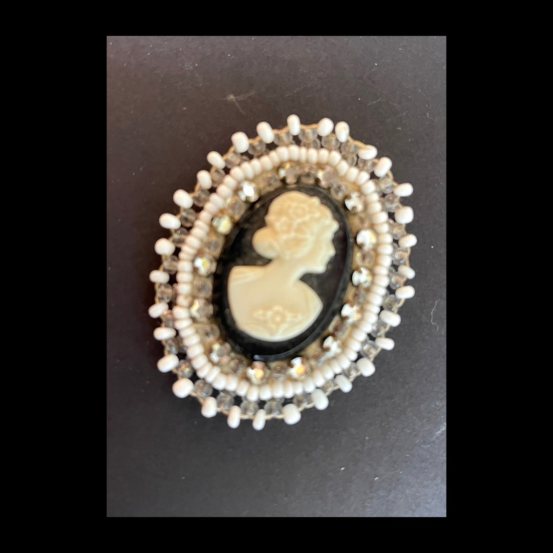Collier Victorien à Camée Noir - Dentelle Verte, Perle Baroque Et Strass - Neuf Avec étiquettes