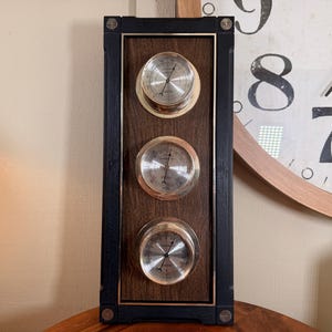 Puede incluir: Un letrero de madera rústica con la frase "Welcome to our home" en letras blancas. El letrero presenta un acabado envejecido y un diseño sencillo y acogedor, perfecto para un porche o entrada.