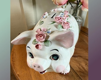 Hucha vintage de cerámica con ojos y pies de diamantes de imitación y flores de porcelana. Grande, 28 cm. Japón, década de 1950. B116-6-15