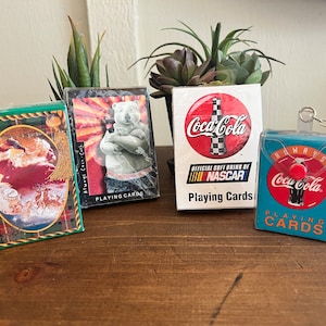 Vintage, Coca Cola, Spielkarten, 4er Set, Weihnachtsmann, Eisbär, NasCar und Miniatur, ungeöffnet, 1990 (#3) B29-2-25