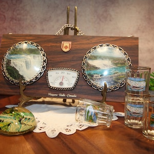 vintage Niagara Falls Canada, plaque murale, thermomètre, verres à liqueur, plateau en plastique, presse-papiers, années 1960 B46-3-19
