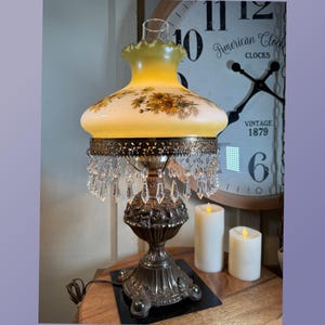 Vintage, groß, Daisy Glasschirm, vom Wind verweht, elektrisch, Metallsockel, Sturmlampe, Kristalle, 22 &quot;, 1970er Jahre K6 / 23