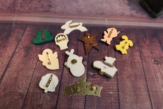 Vintage Plastic Pins, 11 Total from the 1970's & … - image 8