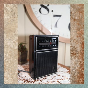 Vintage 1970's Wards AM/FM Portable Radio, Non Working, 8", Radio   B62-10-21