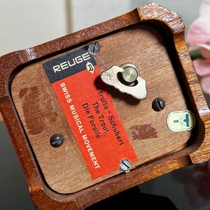 Boîte à Musique REUGE – Statuette Schubert – La Truite – Bois – Suisse – Occasion