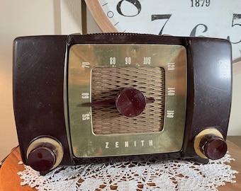 Radio de válvulas Zenith vintage, baquelita marrón con esfera dorada, años 40, AM, de válvulas, radio de baquelita, funciona, 13" B9-11-14