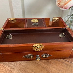 Cómoda vintage de madera para hombre, con forma de valet, de madera, con billetera, cómoda, organizador superior, joyero, adornado, 10,5", década de 1990, B110-1-23