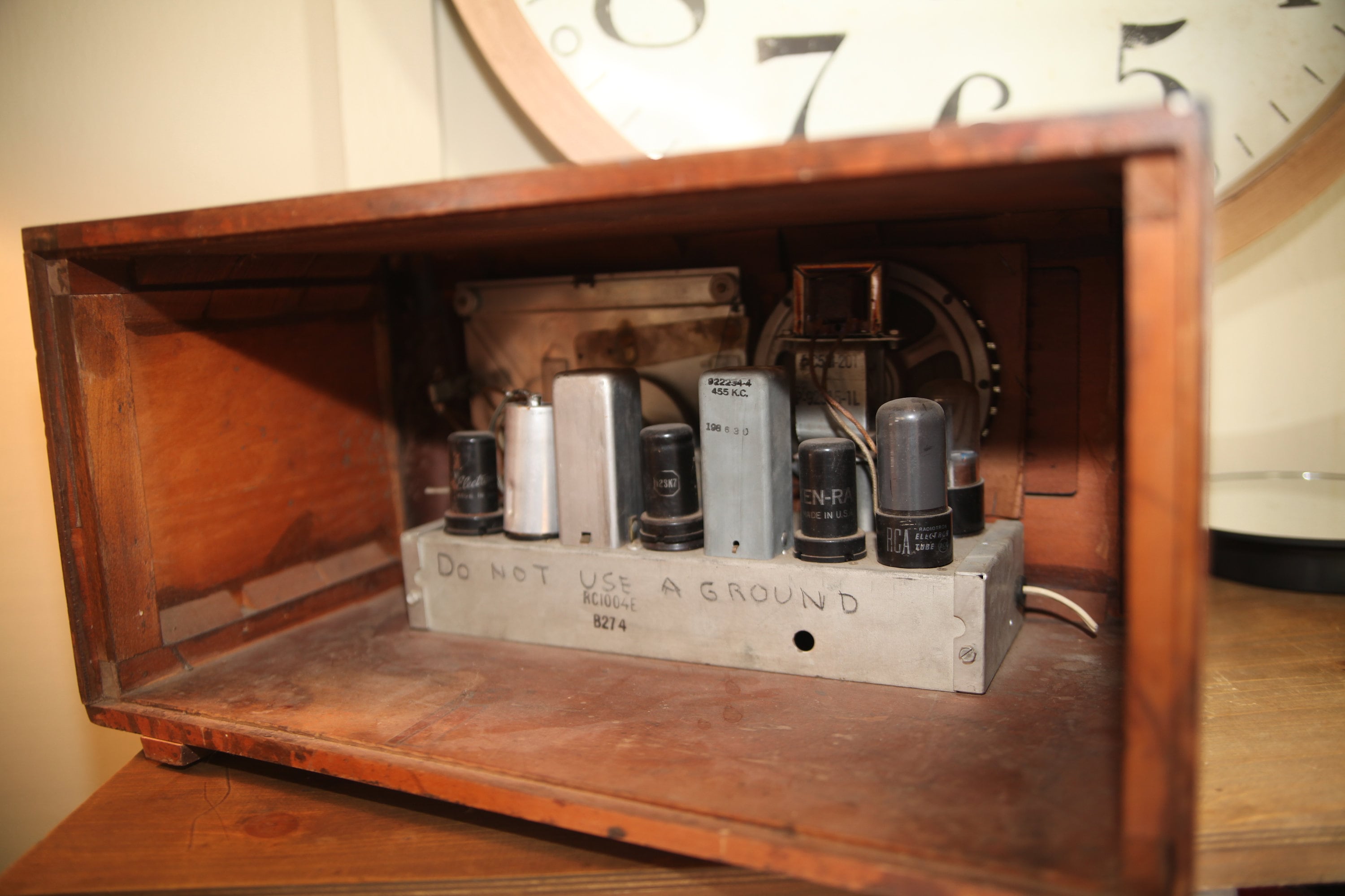 Vintage RCA Victor Wood Cabinet AM Tube Radio, Large, 18