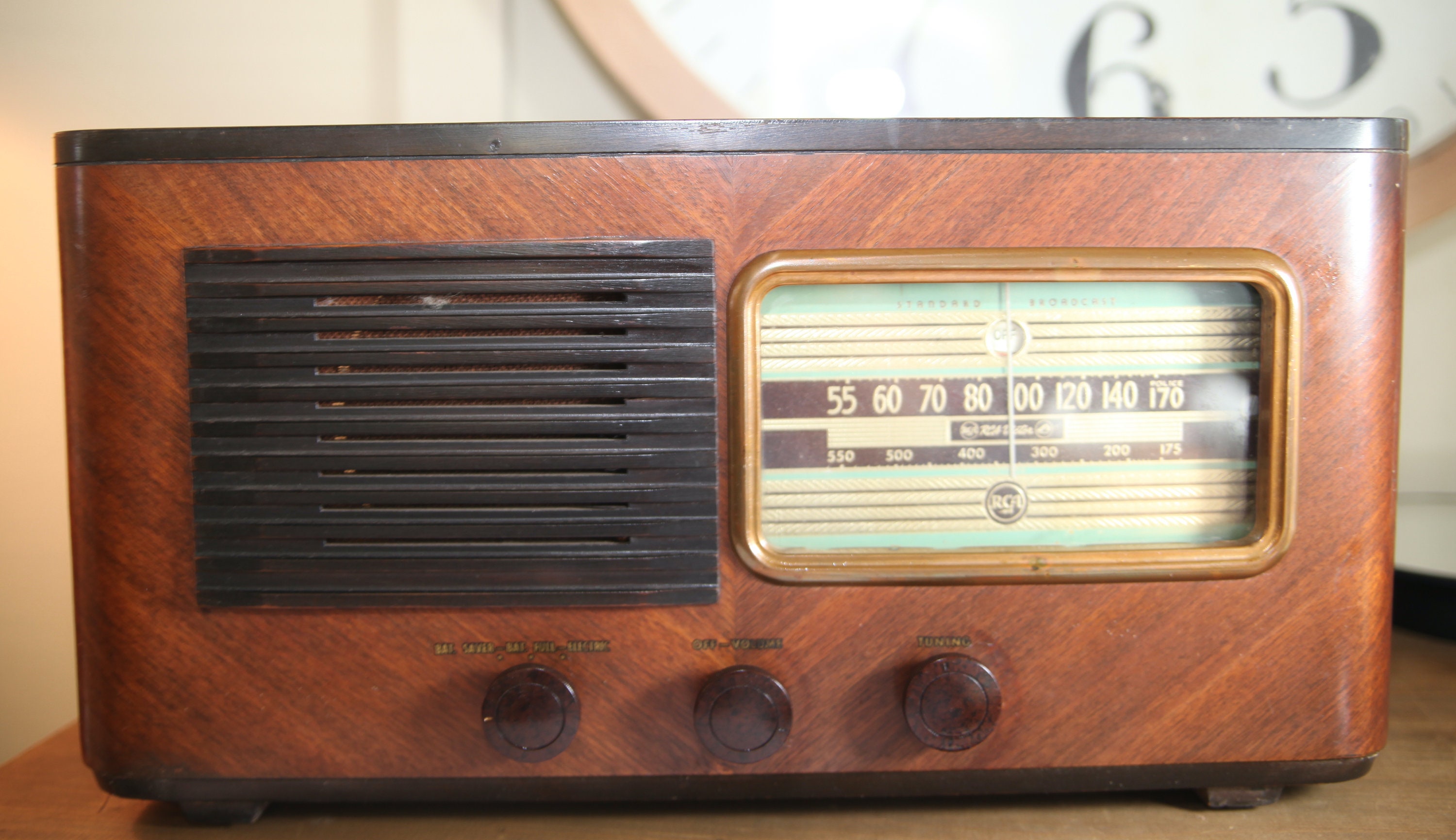 ラジオ　木製　アンティーク　ヴィンテージ Vintage RCA Victor Wood Cabinet AM Tube Radio, Large, 18