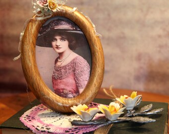 ヴィンテージ額入り美しい女性の絵画（楕円形、本、ドリー、磁器の花