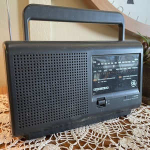 Vintage 1970&#39;s, General Electric, Portable, AM/FM, Radio, ac/dc, 9&quot;   B8-2-27