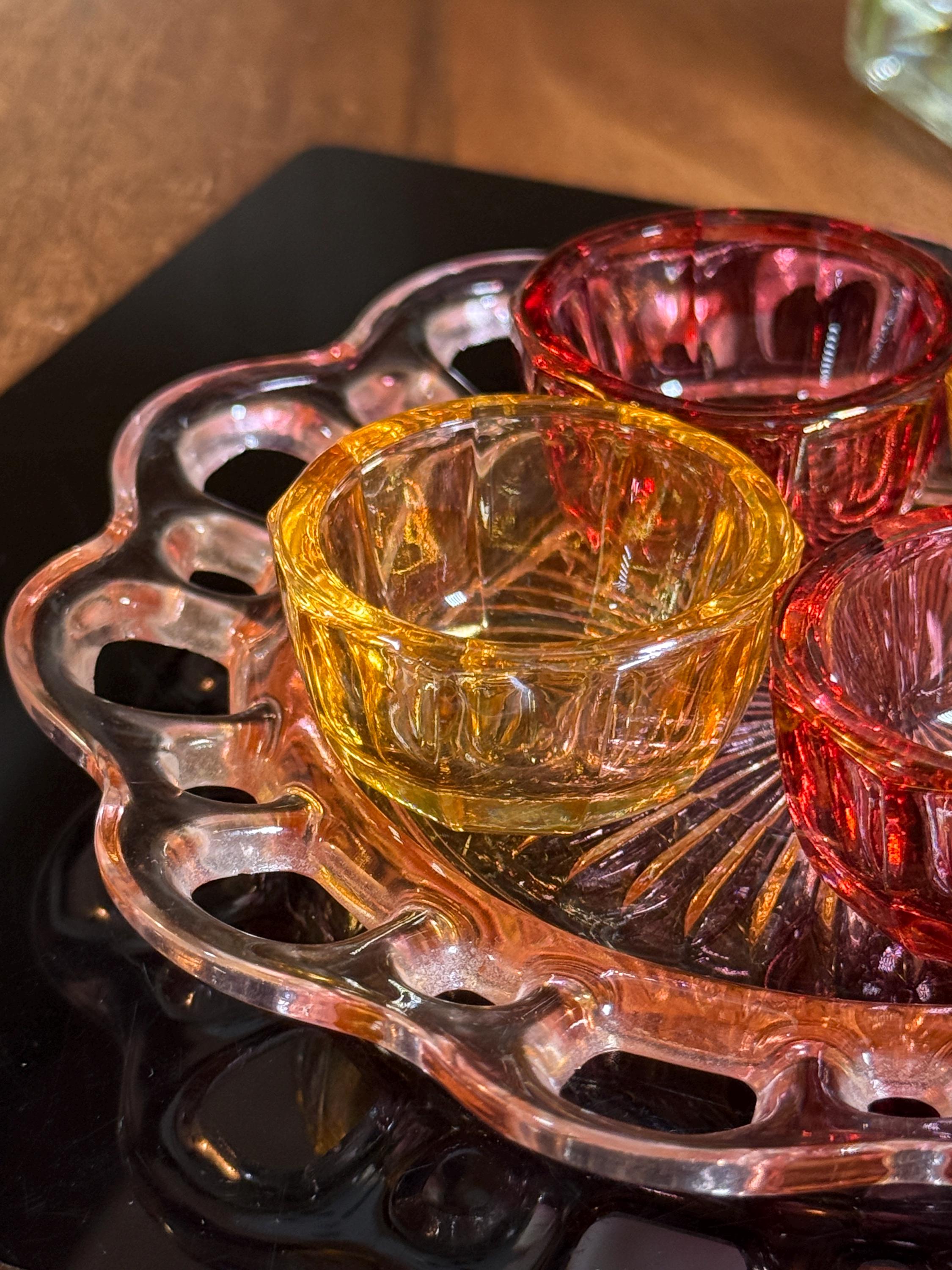 カラフルなアンティークガラス皿と4つのガラスフィンガーボウル、皿